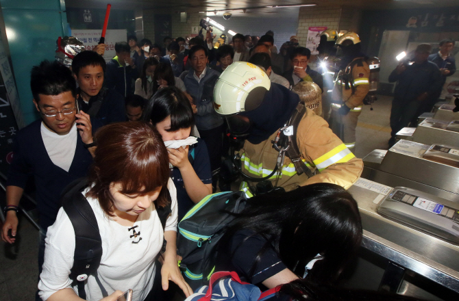 [포토]시민들과 함께 지하철 빠져 나오는 박원순 서울시장