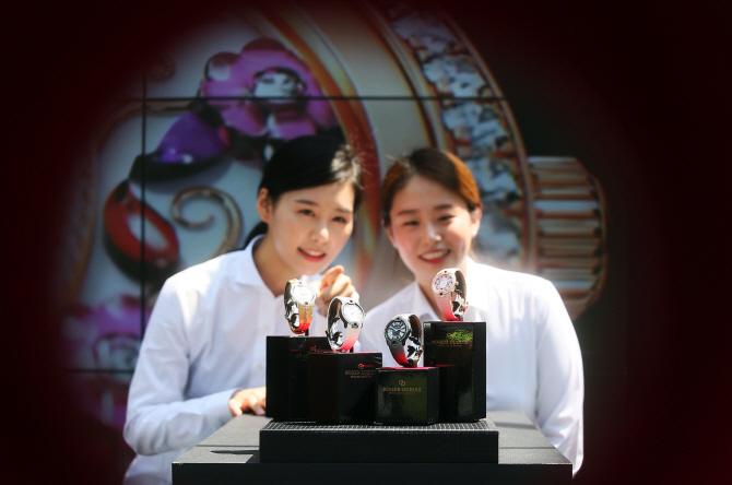 [포토]로저드뷔, 진귀한 보석 명품 시계 만나보세요~