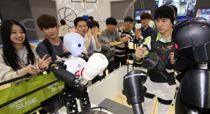 [포토]월드IT쇼 2016 '5G 이용한 로봇 격투시연'