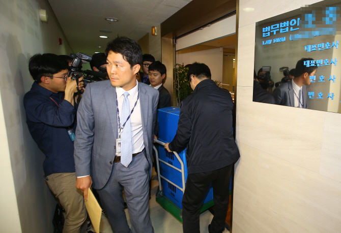 “최정예 요원 투입했다”는 검찰, 브로커 李씨 왜 못 잡나?
