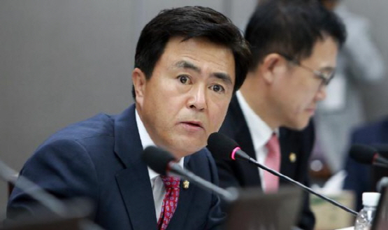 친박 “정진석, 사퇴해야” vs 비박 “제2의 유승민 만드나”