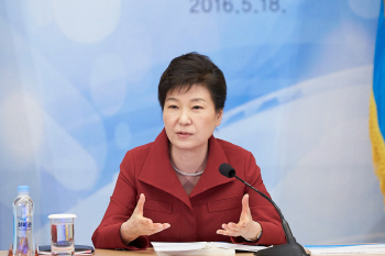 朴대통령, 미래 먹거리 선점 위해 '규제개혁 골든타임' 강조(상보)
