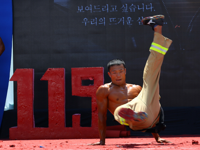 [포토] 근육 뽐내기엔 비보잉이 최고