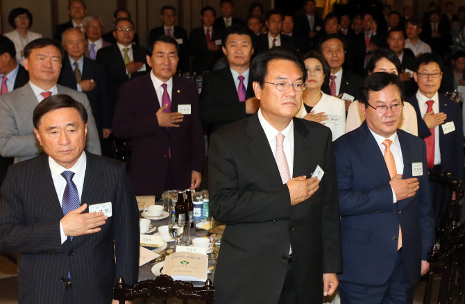 [포토]국민의례하는 전진석 원내대표