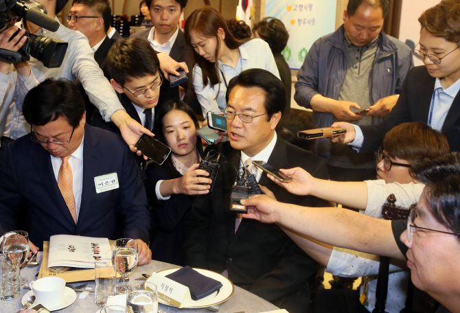 [포토]질문에 답하는  정진석 새누리당 원내대표