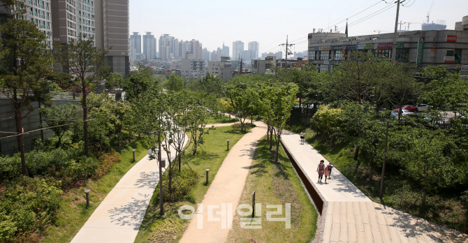 [포토]용산 마포 잇는 경의선 숲길 완성