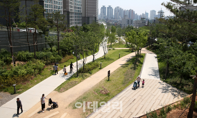 [포토]시민들의 쉼터로 돌아온 경의선 철도 폐선 부지