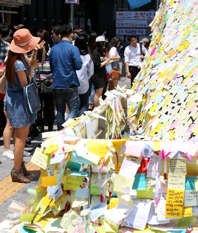 [포토]메모지와 국화 가득한 강남역 10번 출구