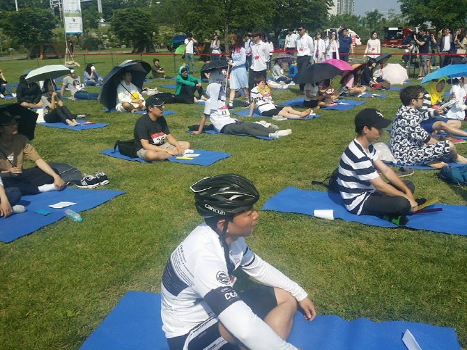 [포토] 폭염 속 `멍 때리기`.. 뇌가 쉬고 있습니다