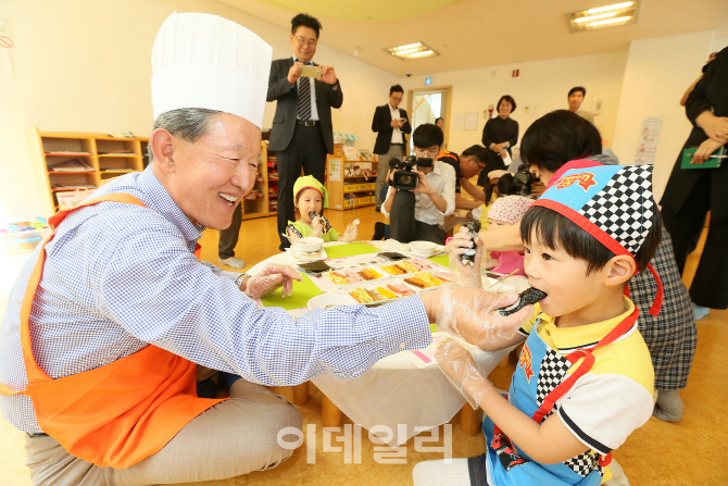 허창수 전경련 회장, 일일 어린이집 보육교사 변신