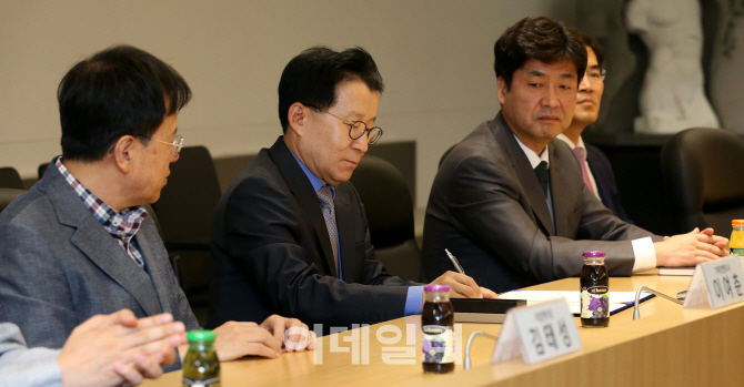 [포토]협약서에 사인하는 한윤희 MBC PLUS 대표이사
