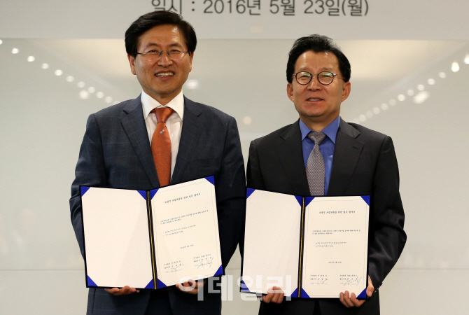 [포토]협약서에 사인한 뒤 기념촬영하는 김형철 이데일리 사장-한윤희 MBC PLUS 대표이사