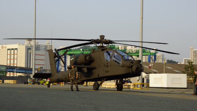 현존 최강 헬기 `아파치 가디언`, 26일 부산항 통해 입국 완료                                                                                                                                              