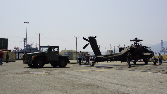  `아파치 가디언` 입국, 군용차로 견인 중인 아파치                                                                                                                                                  