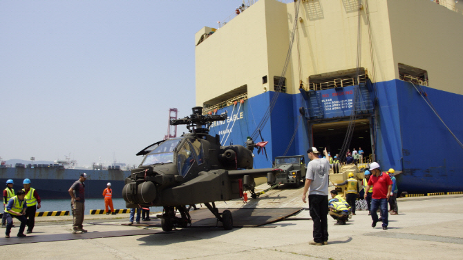  `아파치 가디언` 입국, 헬기 앞에 모여든 전문가들                                                                                                                                                  