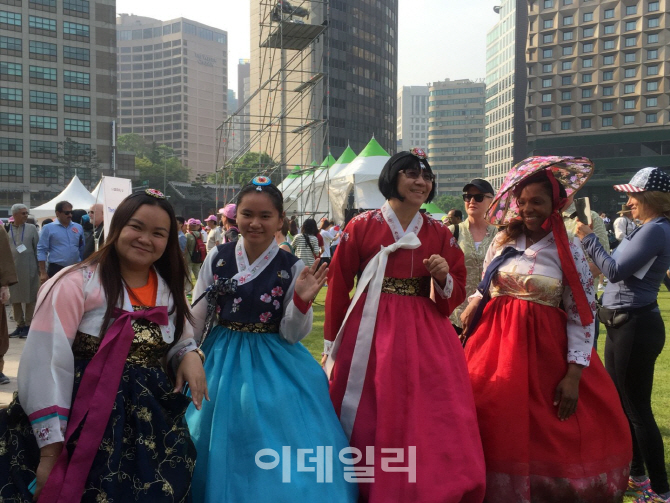 5천명 외국인한복행진…로타리대회서 '한국관광알리기' 총력전