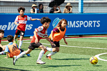 홈플러스, 옥상에 설치한 '풋살파크'서 유소년 축구대회 열어