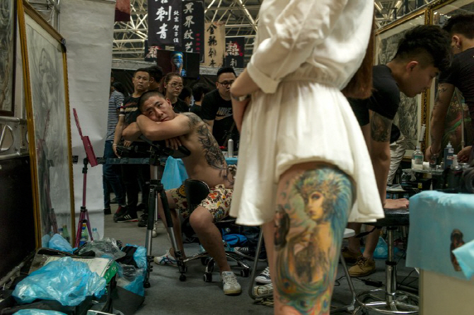  `이 정도 쯤이야`..여유있는 표정으로 타투 시술 받는 남성                                                                                                                                          