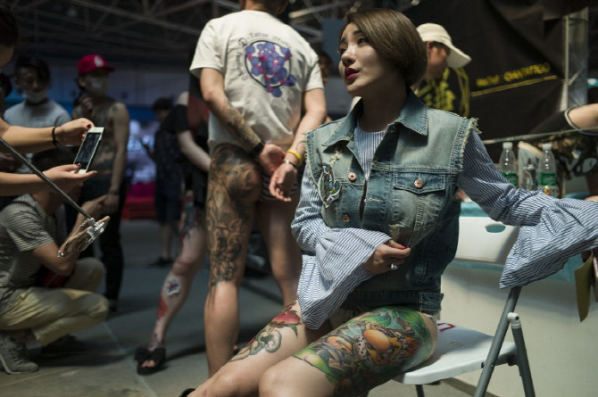  하의실종 여성의 화려한 허벅지                                                                                                                                                                    