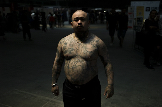  타투 끝판왕 등장?.. 머리부터 온몸에 빈틈이 없네                                                                                                                                                  