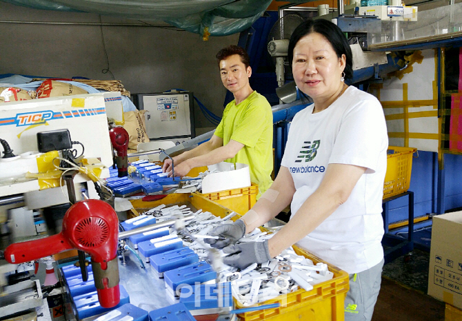 [르포]국내 마지막 병따개 전문 공장 대아정밀