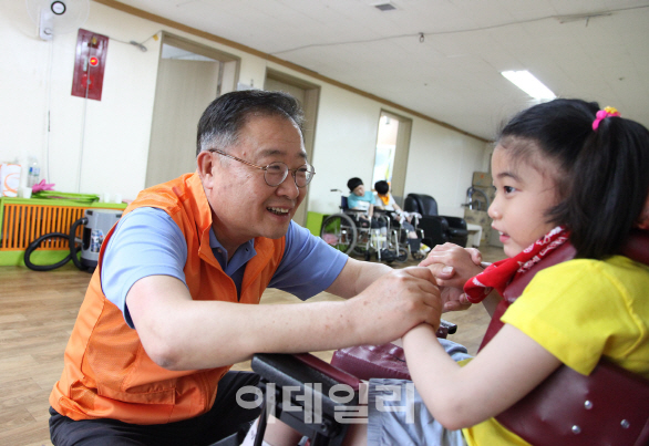 [포토]장애어린이와 함께하는 김창범 한화케미칼 사장