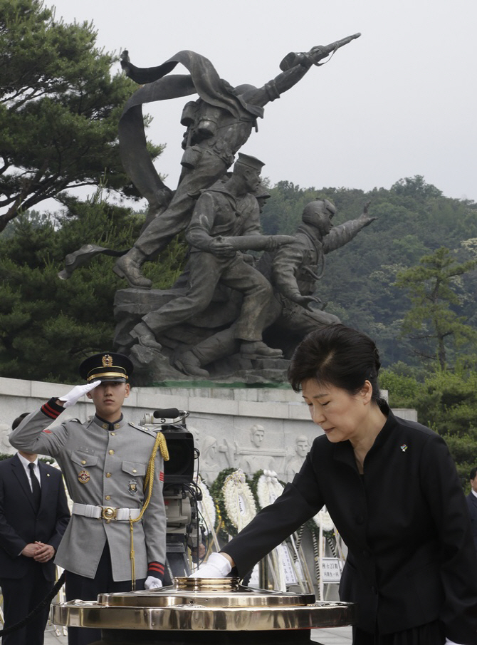 朴대통령, "한반도 평화 통일, 국민 모두의 힘 필요"                                                                                                                                       