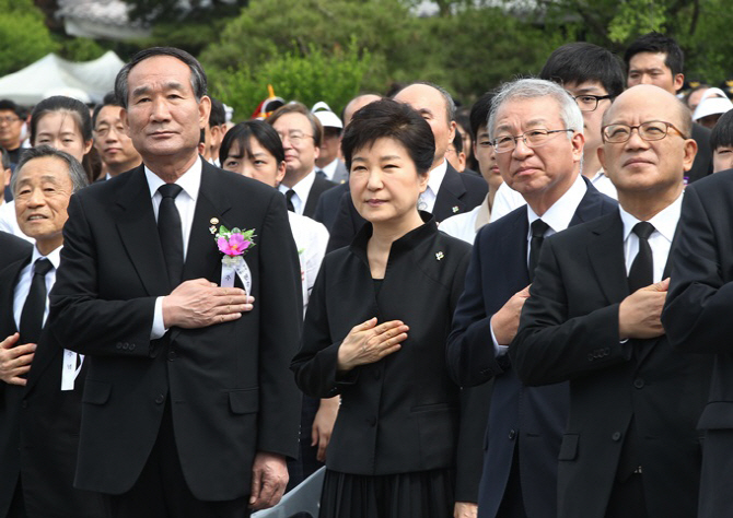 박근혜 대통령, 현충일 추념식 참석…애국가 제창