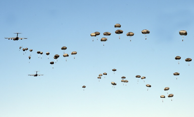  폴란드 하늘에 비처럼 내리는 美 공수부대                                                                                                                                                          