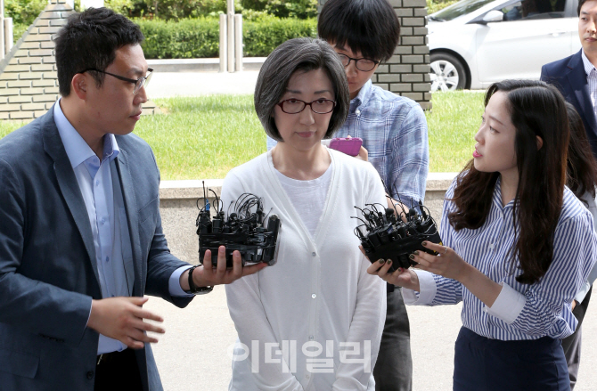 [포토]최은영 회장, '미공개 정보 이용' 피의자 신분으로 검찰 출두