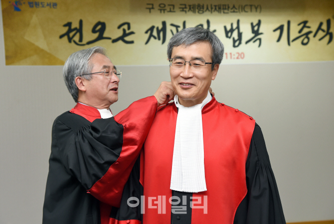 [포토]ICTY 재판관 법복 입어보는 김기정 법원도서관장