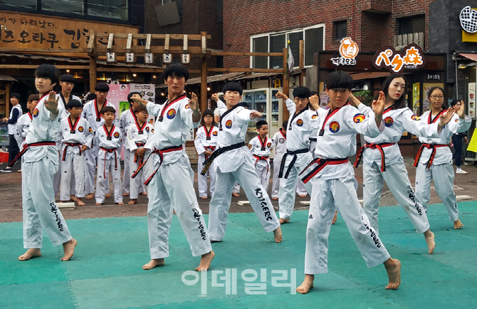 [포토] 블랙야크강태선나눔재단 아동 노동 반대의 날 퍼포먼스2