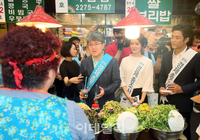 [포토]광장 시장 찾은 유경준 통계청장 '2016 경제총조사'