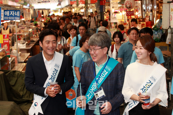 [포토]'시원한 음료수 들고 방문해요~'