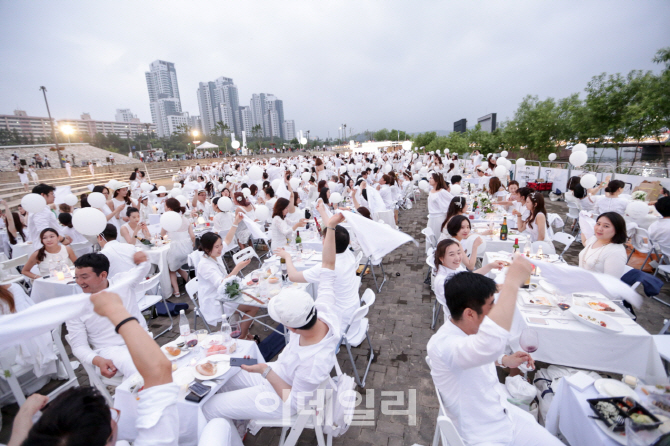 [포토]디네앙블랑 서울, '성황리에 첫 파티 마쳐!'