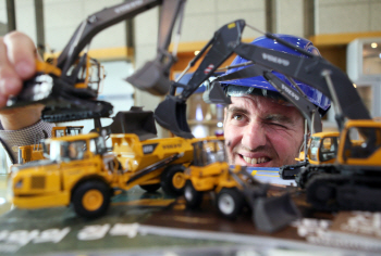 루에쉬 볼보건설기계 사장 "포화상태 韓시장, 소선회 굴삭기로 뚫는다"