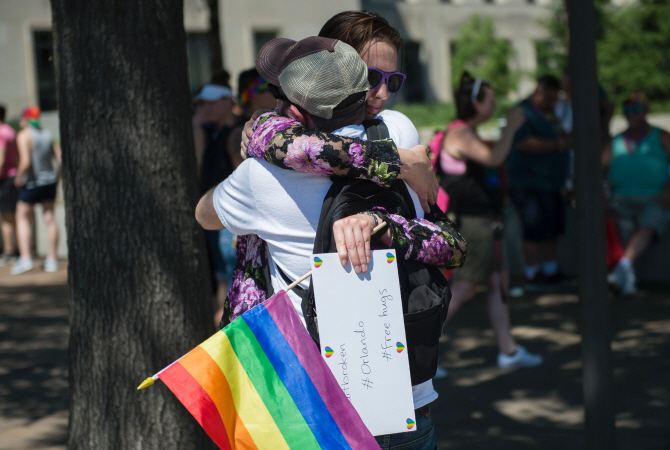  올랜도 참사, 프리 허그 방식으로 추모 중인 미국 시민                                                                                                                                              
