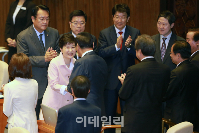 [포토]서청원 의원과 악수하는 박근혜 대통령