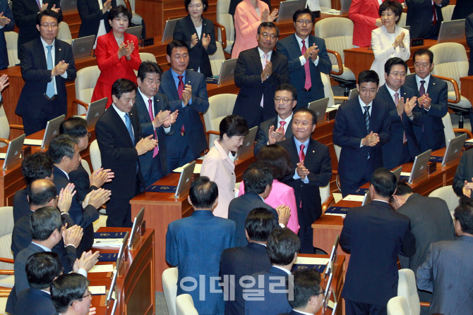 [포토]박수 받으며 국회 들어서는 박근혜 대통령