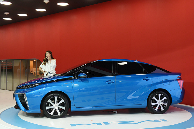 [포토] 푸른색 차체가 돋보이는 수소전지자동차, 미라이