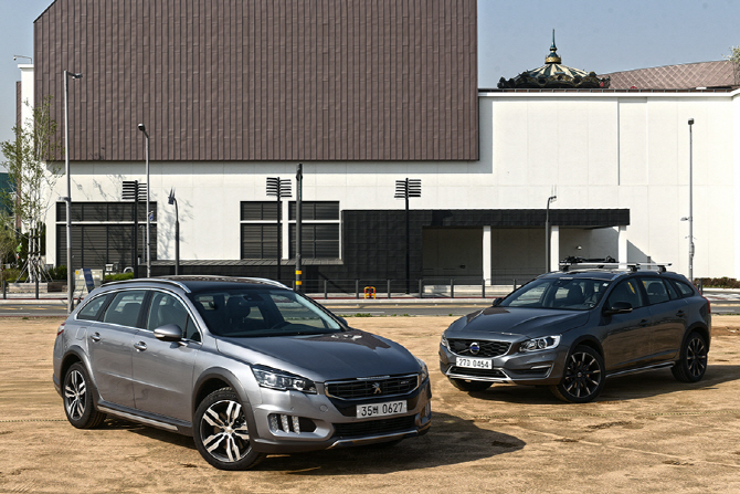 푸조 508RXH & 볼보 V60 크로스컨트리 D4 AWD - 실용적 크로스오버에 대한 또 다른 유럽의 답안지