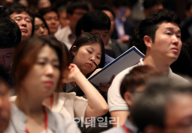 `노트에 적고 스마트폰으로 녹음하고`..빈자리 없는 강연