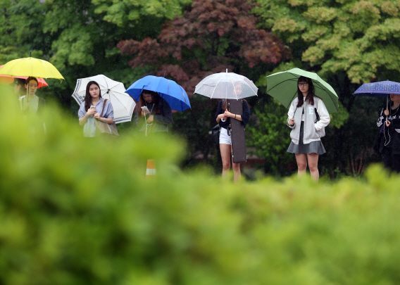 새벽부터 서울, 경기도에 비…전국으로 확산