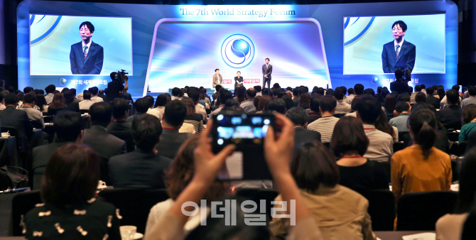 [포토]최진기 인문학자, '포스트 휴먼시대:인간·정보·로봇 그 다음은' 주제로 강연