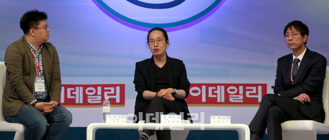 [포토]'포스트 휴먼시대:인간·정보·로봇, 그 다음은'이란 주제로 토론