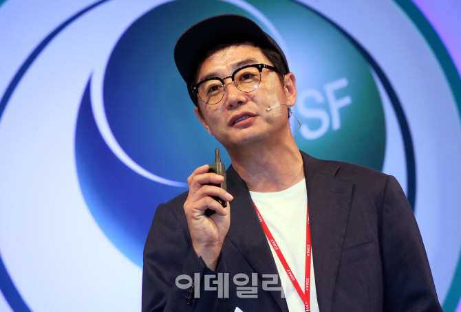 [포토]장진 영화감독 '로봇이 묻고 인간이 답하다'