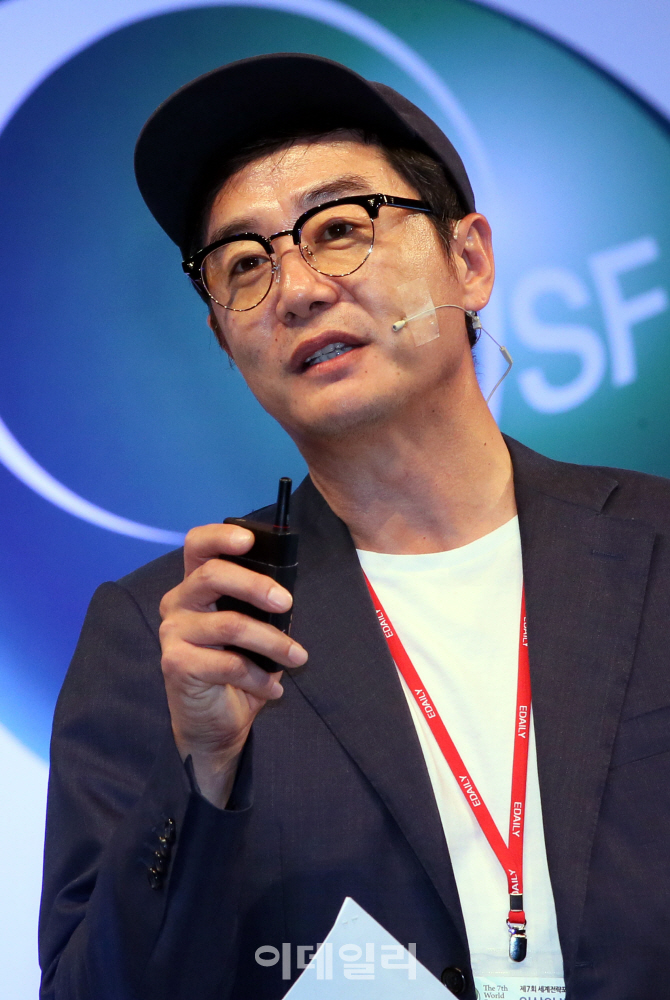 [포토]강연하는 장진 영화감독 '로봇이 묻고 인간이 답하다'