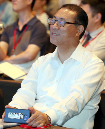 [WSF 2016]'열공'한 유구현 우리카드 사장 "언제 이런 강연 듣겠나"