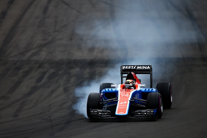 F1 7번째 경기, `연기를 몰고 다니는 차량`                                                                                                                                                          