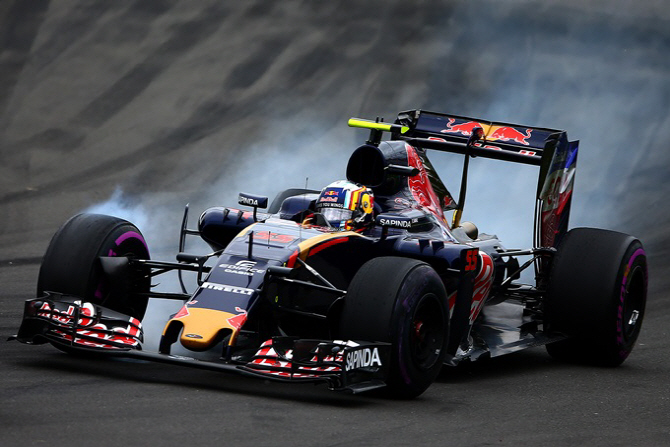 F1 7번째 경기, `레이싱카 사이로 펼쳐진 흰 연기의 정체는?`                                                                                                                                         